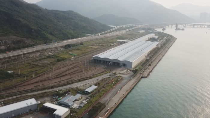 工業意外｜20歲男工人魂斷小蠔灣車廠，遭溜後工程車撞倒重傷不治。家屬趕至醫院迎噩耗，斥港鐵職員「一問三不知」